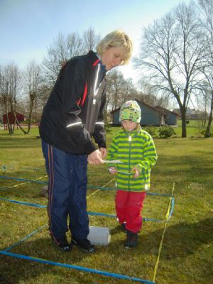 Carina och Nellie p&aring; labyrinten.